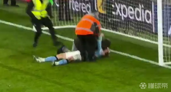 其实我只想安静地躺会儿，在昨日比赛最后时刻哈兰德被一球迷紧抱