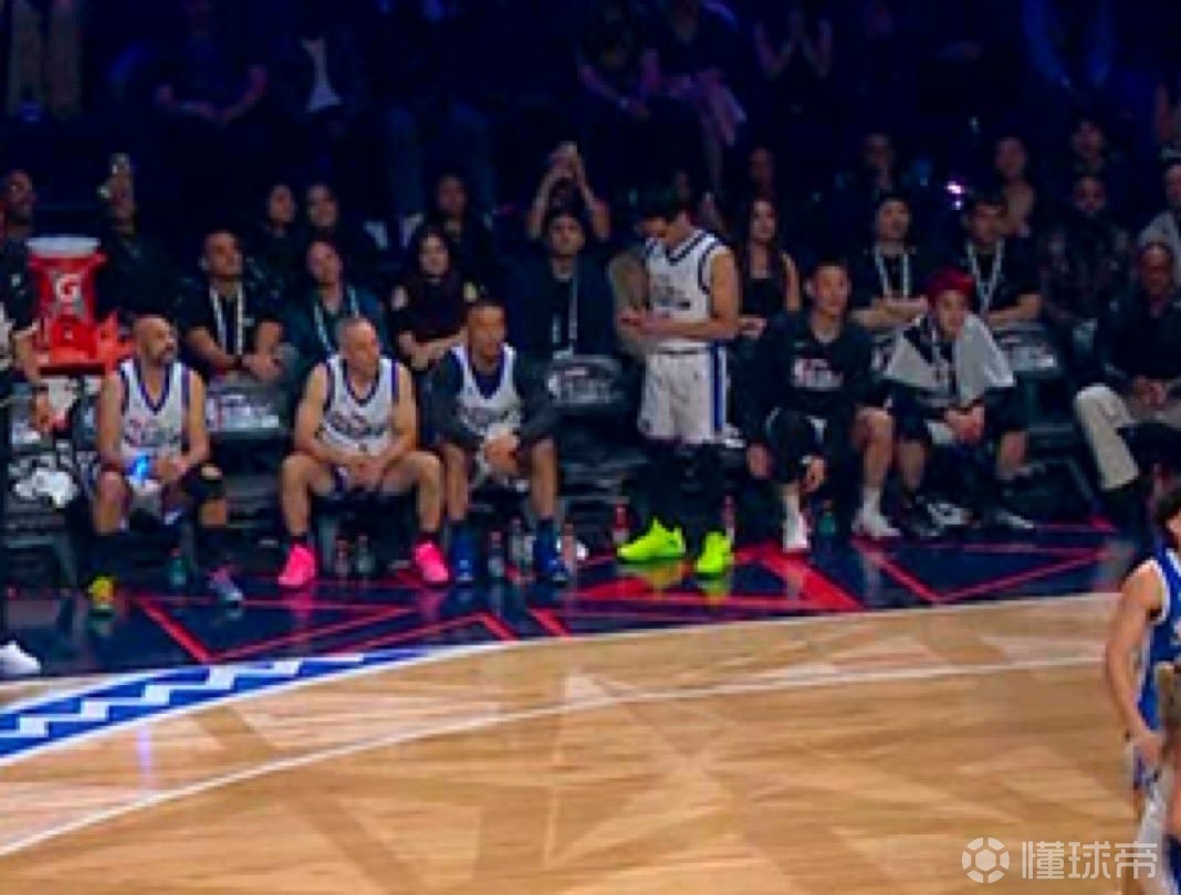 媒体楷模，Shams在全明星名人赛比赛中还在看手机